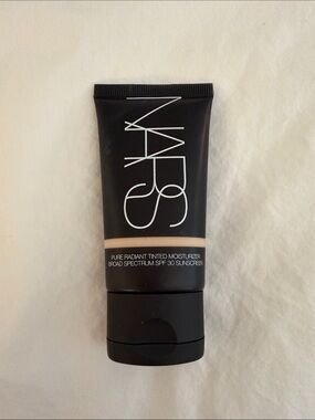 NARS Pure Radiant Tinted Moisturizer - Finland (light 1)